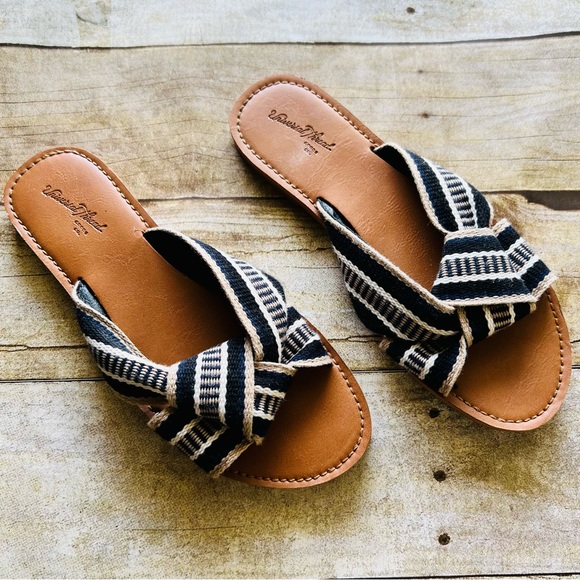 Universal Threads Size 6 Striped Sandals - Picture 3 of 10
